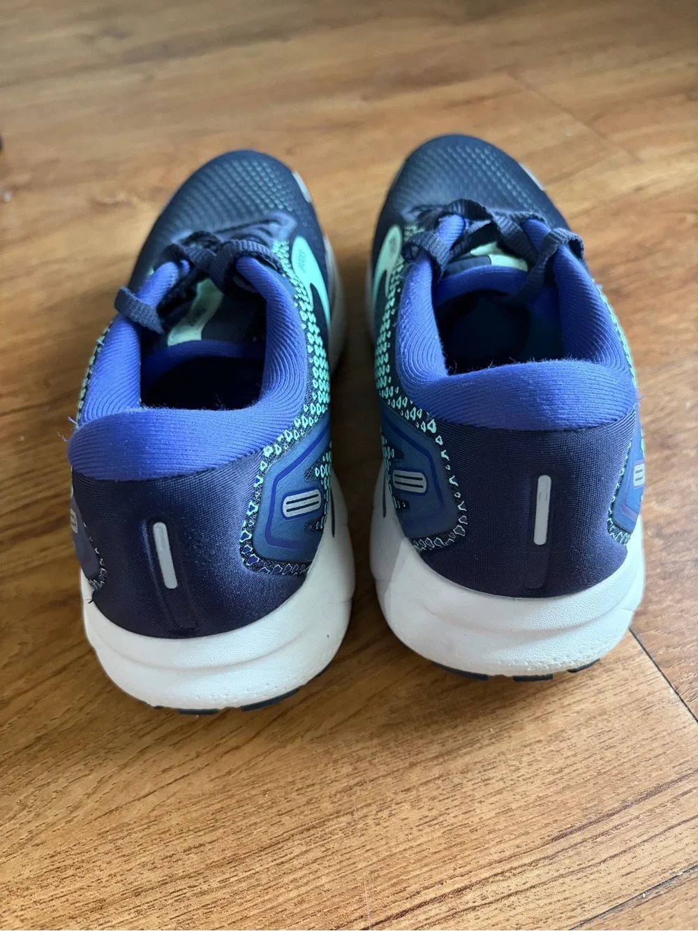 Brooks Ghost 14 Womens 10 Narrow 2A Navy/Mint Excellent minimal wear No insoles.